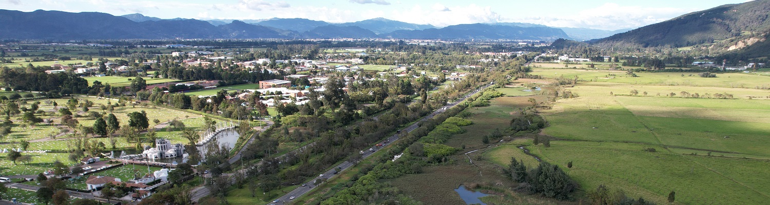 Imagen aérea de la autopista norte en Bogotá-Colombia